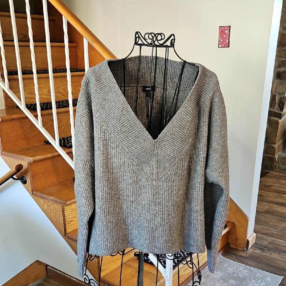 👚EXPRESS Gray V-Neck Women's Sweater👚